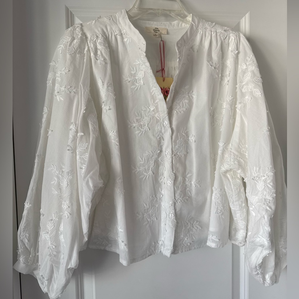 New With Tags Entro White Appliqué Top, Size Small